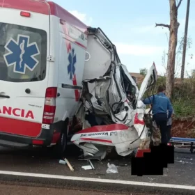Acidente entre caminhão e ambulância na região deixa dois mortos; criança é transferida a Maringá em estado gravíssimo Foto 2 Fotos de Acidente entre caminhão e ambulância na região deixa dois mortos; criança é transferida a Maringá em estado gravíssimo