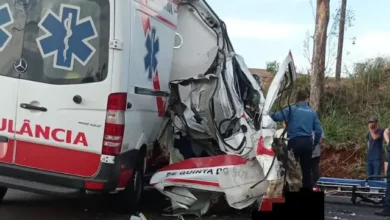 Fotos de Acidente entre caminhão e ambulância na região deixa dois mortos; criança é transferida a Maringá em estado gravíssimo