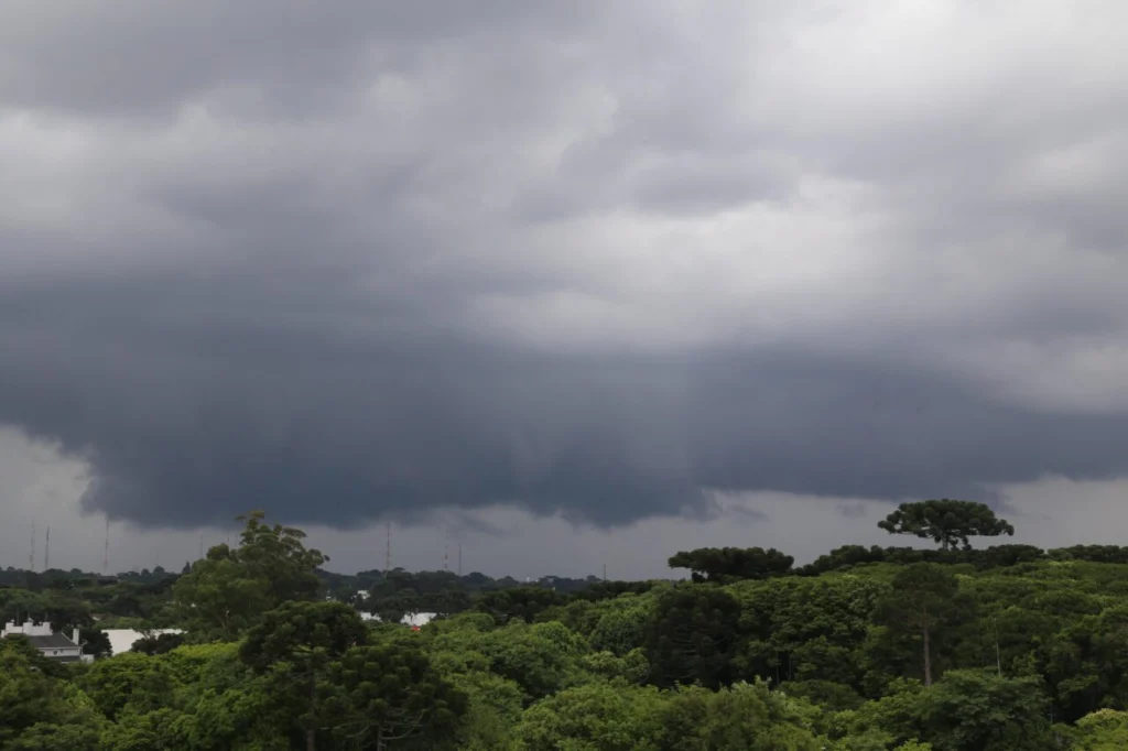 Alerta de tempestade é ampliado para 299 cidades do Paraná; veja quais Foto 2 Fotos de Alerta de tempestade é ampliado para 299 cidades do Paraná; veja quais