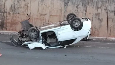 Fotos de Após bater em mureta, carro capota no Contorno Norte em Maringá; vídeo