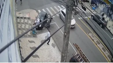 Fotos de Após batida, carro invade calçada e atropela pedestre que usava muletas no PR