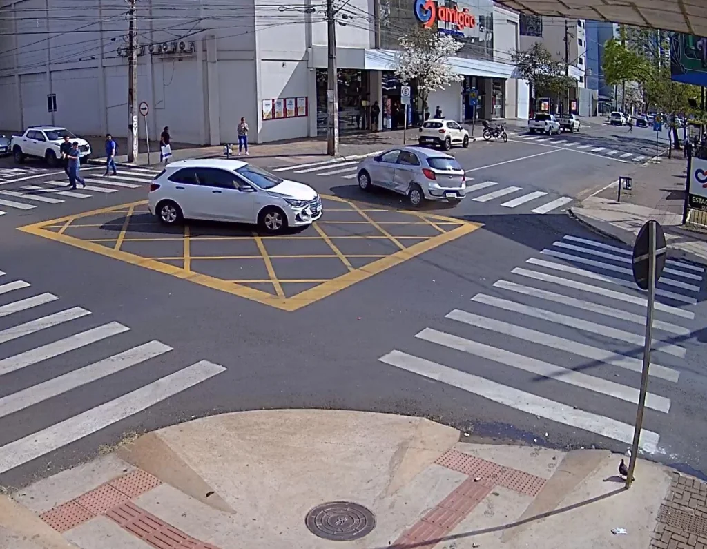 Fotos de Câmera de segurança flagra acidente em cruzamento movimentado no centro de Maringá; assista