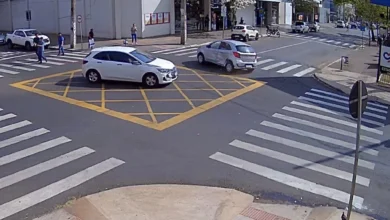 Fotos de Câmera de segurança flagra acidente em cruzamento movimentado no centro de Maringá; assista