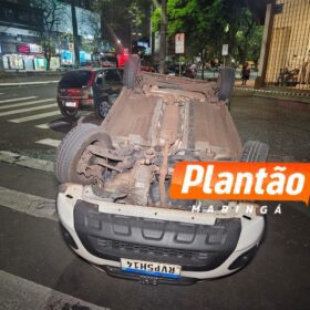 Câmera flagra capotamento no centro de Maringá; pedestre quase é atingido Foto 3 Fotos de Câmera flagra capotamento no centro de Maringá; pedestre quase é atingido