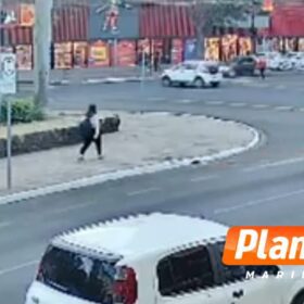 Câmera flagra capotamento no centro de Maringá; pedestre quase é atingido Foto 4 Fotos de Câmera flagra capotamento no centro de Maringá; pedestre quase é atingido