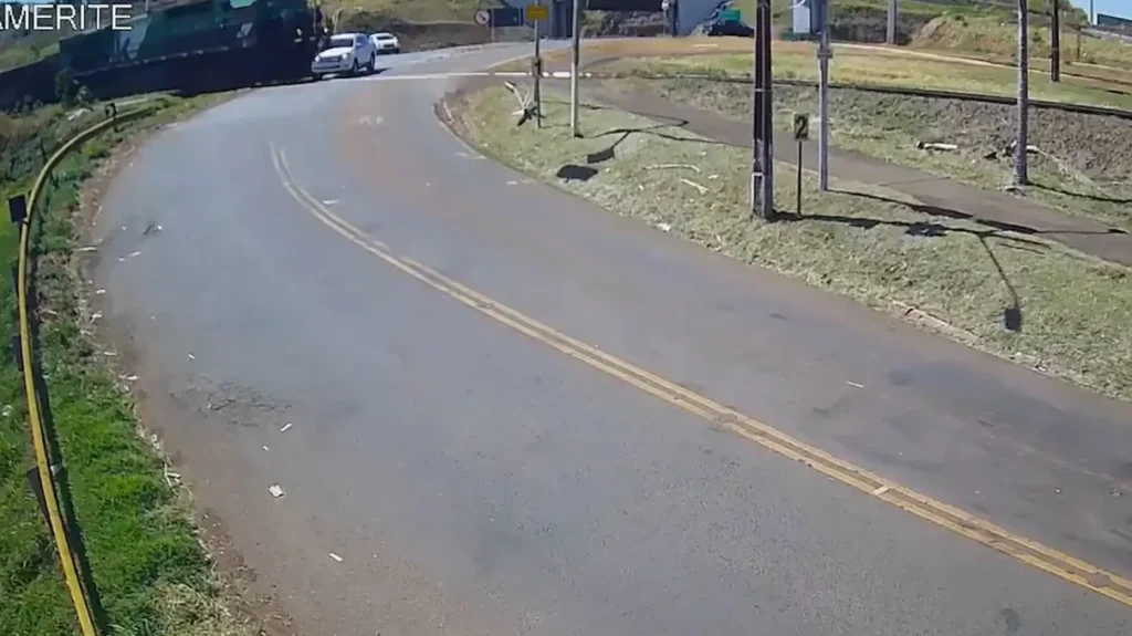 Fotos de Câmera mostra colisão entre caminhonete e trem na região de Maringá