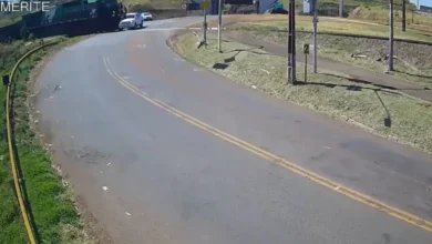 Fotos de Câmera mostra colisão entre caminhonete e trem na região de Maringá