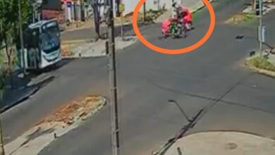 Fotos de Colisão em cruzamento movimentado deixa motociclista gravemente ferido em Maringá; vídeo
