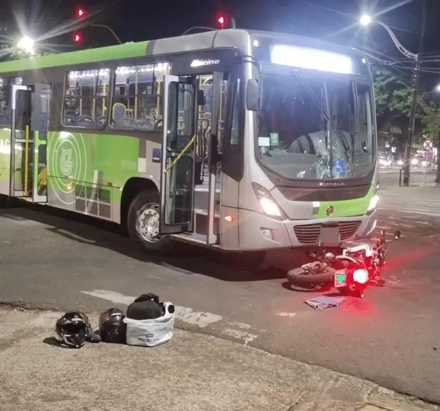 Colisão entre moto e ônibus deixa casal ferido em cruzamento de Maringá Foto 1 Fotos de Colisão entre moto e ônibus deixa casal ferido em cruzamento de Maringá