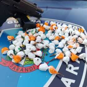 Denúncia anônima leva à apreensão de drogas e arma de fogo em Sarandi Foto 5 Fotos de Denúncia anônima leva à apreensão de drogas e arma de fogo em Sarandi