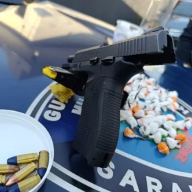 Denúncia anônima leva à apreensão de drogas e arma de fogo em Sarandi Foto 1 Fotos de Denúncia anônima leva à apreensão de drogas e arma de fogo em Sarandi