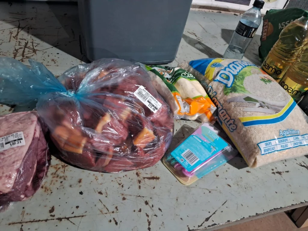 Homem é preso ao tentar sair de supermercado com mais de R$ 300 em carnes em Maringá Foto 1 Fotos de Homem é preso ao tentar sair de supermercado com mais de R$ 300 em carnes em Maringá