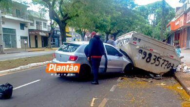 Fotos de Motorista abandona carro após bater em contêiner de entulho em Maringá