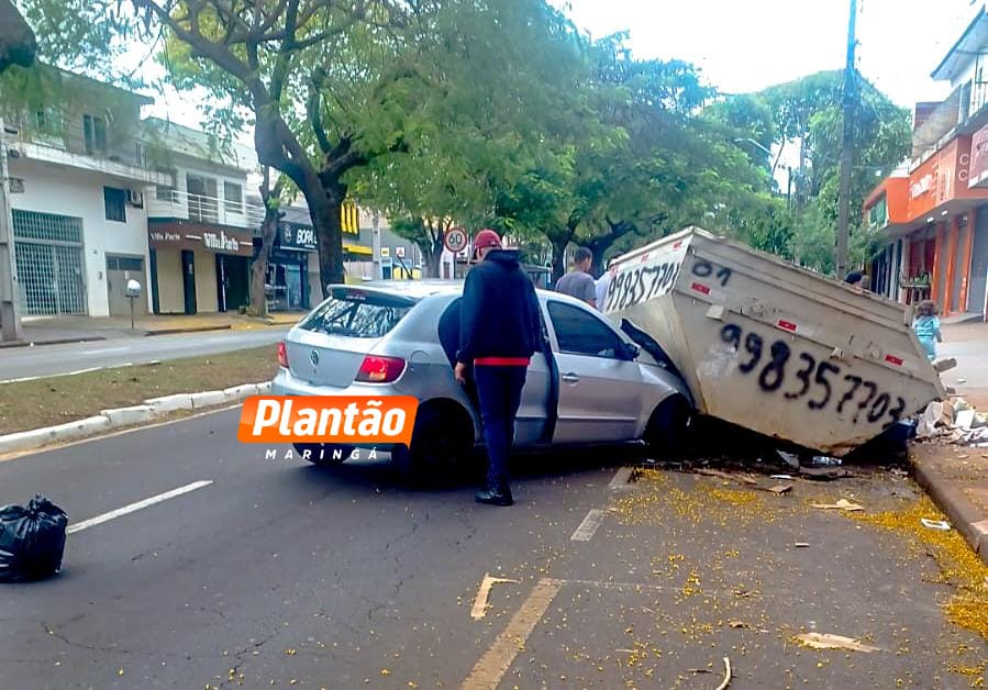 Motorista abandona carro após bater em contêiner de entulho em Maringá Foto 2 Fotos de Motorista abandona carro após bater em contêiner de entulho em Maringá