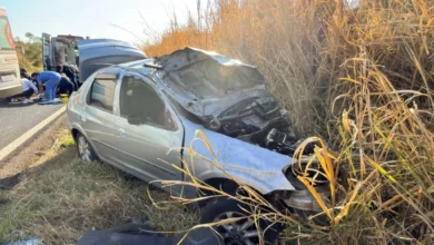 Fotos de Motorista bate em caminhão, capota carro na PR-317 e é levado ao HU de Maringá