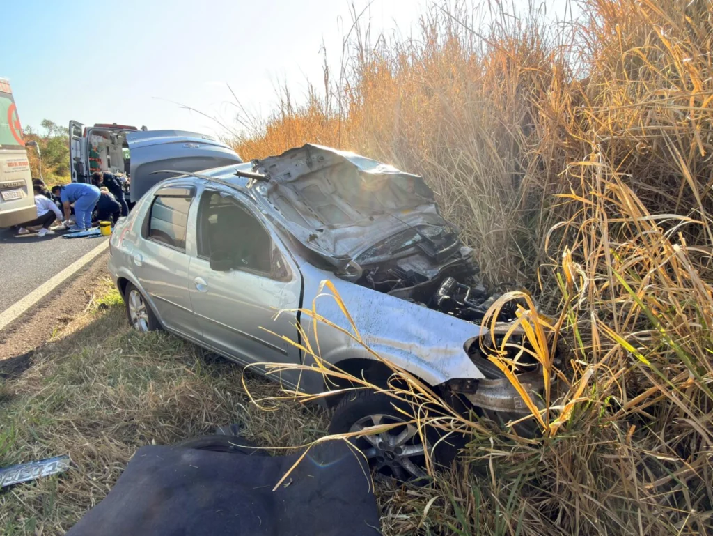 Motorista bate em caminhão, capota carro na PR-317 e é levado ao HU de Maringá Foto 1 Fotos de Motorista bate em caminhão, capota carro na PR-317 e é levado ao HU de Maringá