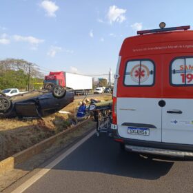 Mulher fica ferida após carro capotar em colisão com caminhão na PR-317, em Maringá Foto 2 Fotos de Mulher fica ferida após carro capotar em colisão com caminhão na PR-317, em Maringá