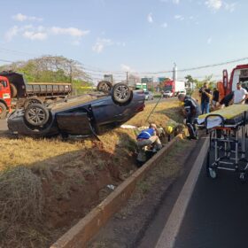 Mulher fica ferida após carro capotar em colisão com caminhão na PR-317, em Maringá Foto 1 Fotos de Mulher fica ferida após carro capotar em colisão com caminhão na PR-317, em Maringá