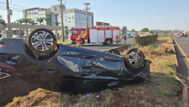Fotos de Mulher fica ferida após carro capotar em colisão com caminhão na PR-317, em Maringá