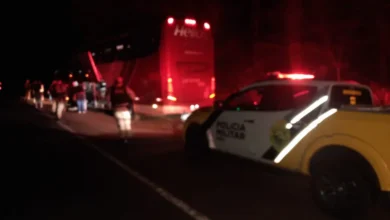 Fotos de Ônibus de linha é assaltado em rodovia da região; assaltantes atiraram em pneus