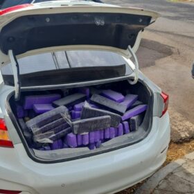 Perseguição termina com casal preso e quase 500 kg de maconha apreendidos em Maringá; vídeo Foto 1 Fotos de Perseguição termina com casal preso e quase 500 kg de maconha apreendidos em Maringá; vídeo