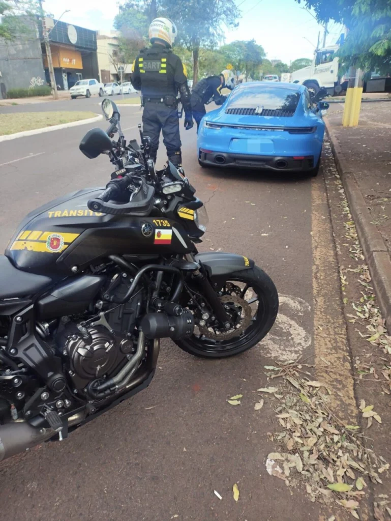 Fotos de Porsche 911 é flagrado com mais de R$ 61 mil em débitos em Maringá