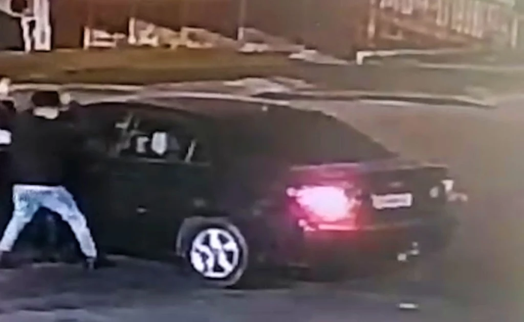 PR: Vídeo mostra motorista sendo esfaqueado dentro de carro antes de bater em poste e morrer Foto 1 Fotos de PR: Vídeo mostra motorista sendo esfaqueado dentro de carro antes de bater em poste e morrer