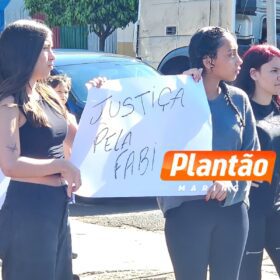 Protesto em Sarandi pede justiça por Fabiane, assassinada com mais de 40 facadas pelo ex-marido Foto 2 Fotos de Protesto em Sarandi pede justiça por Fabiane, assassinada com mais de 40 facadas pelo ex-marido