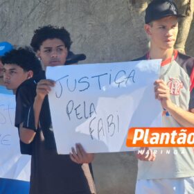 Protesto em Sarandi pede justiça por Fabiane, assassinada com mais de 40 facadas pelo ex-marido Foto 1 Fotos de Protesto em Sarandi pede justiça por Fabiane, assassinada com mais de 40 facadas pelo ex-marido