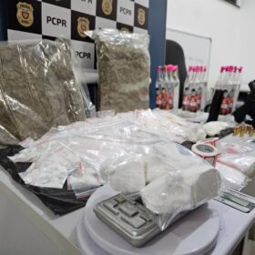 Suspeito é flagrado prestes a entregar cocaína na Avenida Carlos Borges em Maringá Foto 4 Fotos de Suspeito é flagrado prestes a entregar cocaína na Avenida Carlos Borges em Maringá