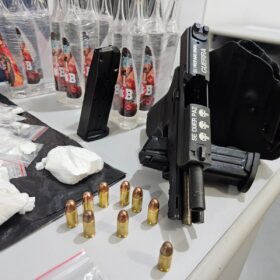 Suspeito é flagrado prestes a entregar cocaína na Avenida Carlos Borges em Maringá Foto 5 Fotos de Suspeito é flagrado prestes a entregar cocaína na Avenida Carlos Borges em Maringá