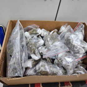 Suspeito é flagrado prestes a entregar cocaína na Avenida Carlos Borges em Maringá Foto 3 Fotos de Suspeito é flagrado prestes a entregar cocaína na Avenida Carlos Borges em Maringá