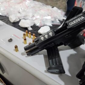 Suspeito é flagrado prestes a entregar cocaína na Avenida Carlos Borges em Maringá Foto 2 Fotos de Suspeito é flagrado prestes a entregar cocaína na Avenida Carlos Borges em Maringá