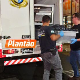 Vídeo mostra homem sendo esfaqueado pela ex, em Maringá; o homem tentava arrastá-la para dentro de um veículo Foto 4 Fotos de Vídeo mostra homem sendo esfaqueado pela ex, em Maringá; o homem tentava arrastá-la para dentro de um veículo