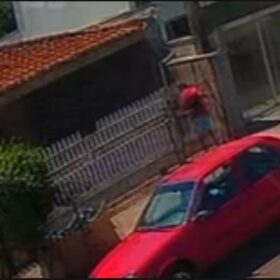 Imagens flagraram suspeito deixando casa antes de incêndio que deixou homem gravemente ferido em Maringá Foto 1 Fotos de Imagens flagraram suspeito deixando casa antes de incêndio que deixou homem gravemente ferido em Maringá