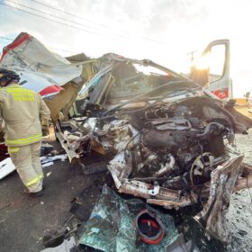 Duas mulheres morrem e criança fica gravemente ferida após ambulância bater de frente com caminhão Foto 7 Fotos de Duas mulheres morrem e criança fica gravemente ferida após ambulância bater de frente com caminhão