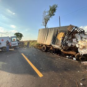 Duas mulheres morrem e criança fica gravemente ferida após ambulância bater de frente com caminhão Foto 6 Fotos de Duas mulheres morrem e criança fica gravemente ferida após ambulância bater de frente com caminhão