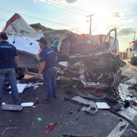 Duas mulheres morrem e criança fica gravemente ferida após ambulância bater de frente com caminhão Foto 5 Fotos de Duas mulheres morrem e criança fica gravemente ferida após ambulância bater de frente com caminhão