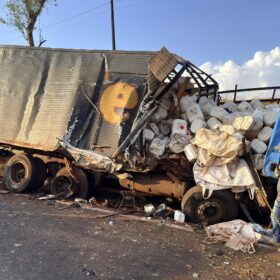 Duas mulheres morrem e criança fica gravemente ferida após ambulância bater de frente com caminhão Foto 4 Fotos de Duas mulheres morrem e criança fica gravemente ferida após ambulância bater de frente com caminhão