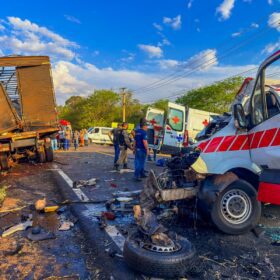 Duas mulheres morrem e criança fica gravemente ferida após ambulância bater de frente com caminhão Foto 2 Fotos de Duas mulheres morrem e criança fica gravemente ferida após ambulância bater de frente com caminhão