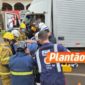 Acidente entre três caminhões deixa motorista preso as ferragens na PR-317, em Maringá Foto 3 Fotos de Acidente entre três caminhões deixa motorista preso as ferragens na PR-317, em Maringá