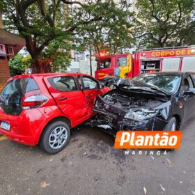 Fotos de Câmera registra acidente entre dois veículos na Vila Operária, em Maringá