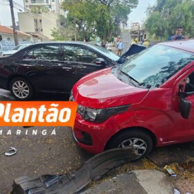 Fotos de Câmera registra acidente entre dois veículos na Vila Operária, em Maringá