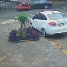 Fotos de Câmera registra acidente entre dois veículos na Vila Operária, em Maringá