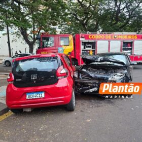 Fotos de Câmera registra acidente entre dois veículos na Vila Operária, em Maringá