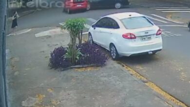 Fotos de Câmera registra acidente entre dois veículos na Vila Operária, em Maringá