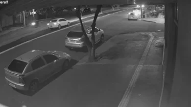 Fotos de Câmera registra carro circulando em ciclovia da Avenida Mandacaru em Maringá; assista