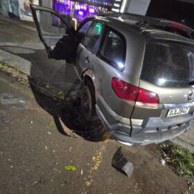 Câmera registra colisão de caminhonete em veículo estacionado em Maringá Foto 2 Fotos de Câmera registra colisão de caminhonete em veículo estacionado em Maringá