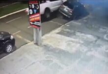 Fotos de Câmera registra colisão de caminhonete em veículo estacionado em Maringá