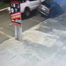 Câmera registra colisão de caminhonete em veículo estacionado em Maringá Foto 3 Fotos de Câmera registra colisão de caminhonete em veículo estacionado em Maringá